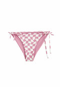 Rosa und weiße karierte Bikini-Hose mit seitlichen Bindebändern, mit einer glatten Textur und kontrastierenden einfarbigen rosa Paneelen.