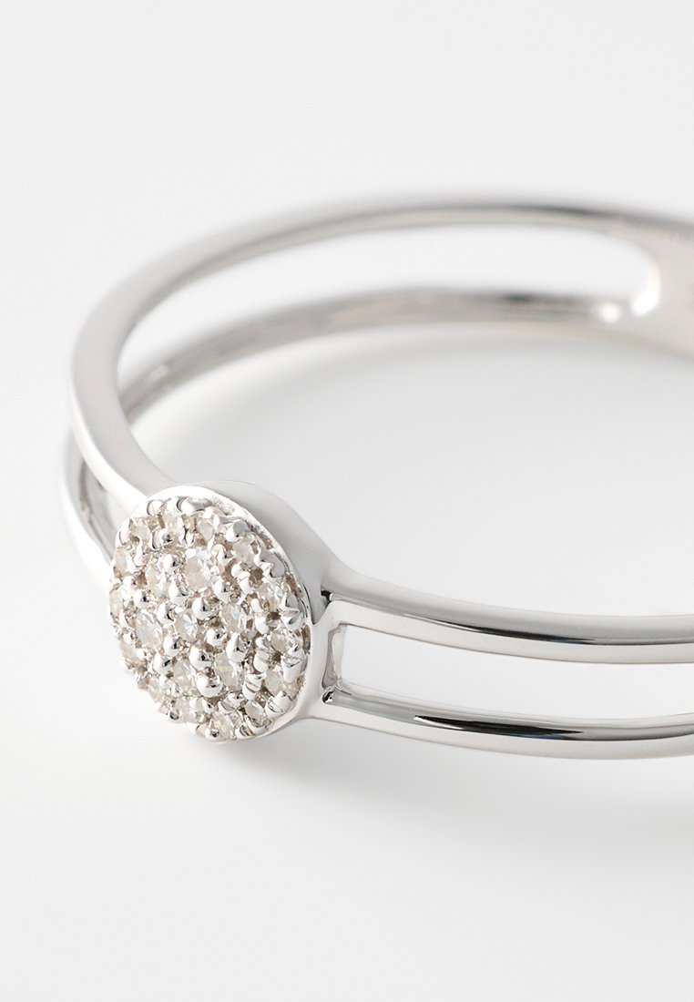 Le Diamantaire ÉCLAT DE GRÂCE 0.6 CT DIAMOND