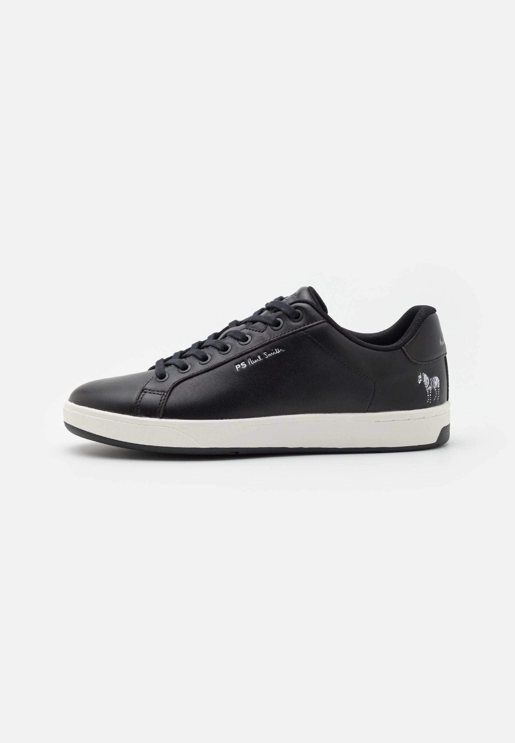 Schwarze Leder-Sneaker mit weißer Gummisohle, runder Spitze, Schnürdesign und einem Zebra-Graphic auf der Ferse. Mit dezentem Logo-Branding.