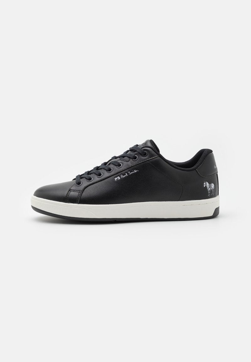 Schwarze Leder-Sneaker mit weißer Gummisohle, runder Spitze, Schnürdesign und einem Zebra-Graphic auf der Ferse. Mit dezentem Logo-Branding.