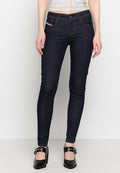 Dunkelblaue Skinny Jeans mit mittelhohem Bund, Kontrastnähten, fünf Taschen und einem Knopfverschluss. Tragen Sie sie mit schwarzen High Heels.