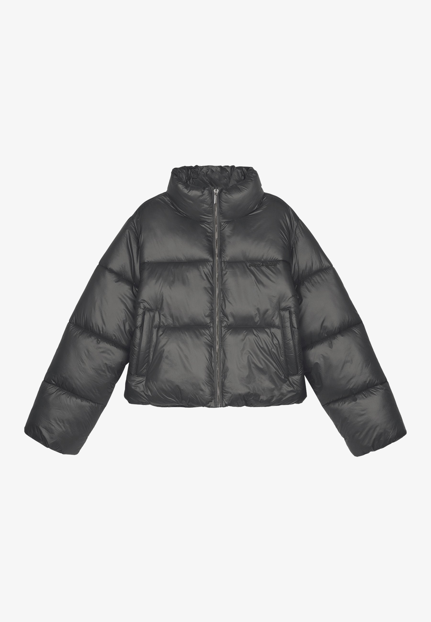 Gekürzte Daunenjacke aus glänzendem schwarzem Material, mit hohem Kragen, oversized Ärmeln, Reißverschluss und zwei Fronttaschen.