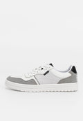 Weiß-graue Low-Top-Sneaker mit Schnürung, gepolstertem Kragen, strukturiertem Sohlen und kleinem schwarzen Logo-Tag an der Seitenschale.
