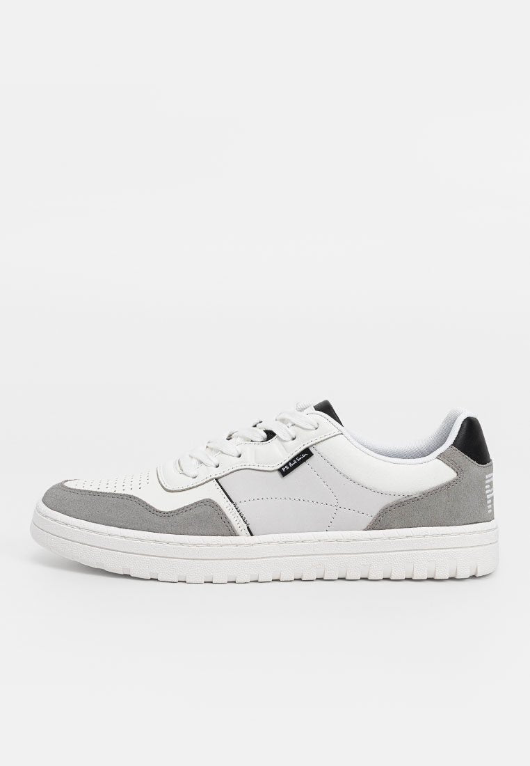 Weiß-graue Low-Top-Sneaker mit Schnürung, gepolstertem Kragen, strukturiertem Sohlen und kleinem schwarzen Logo-Tag an der Seitenschale.