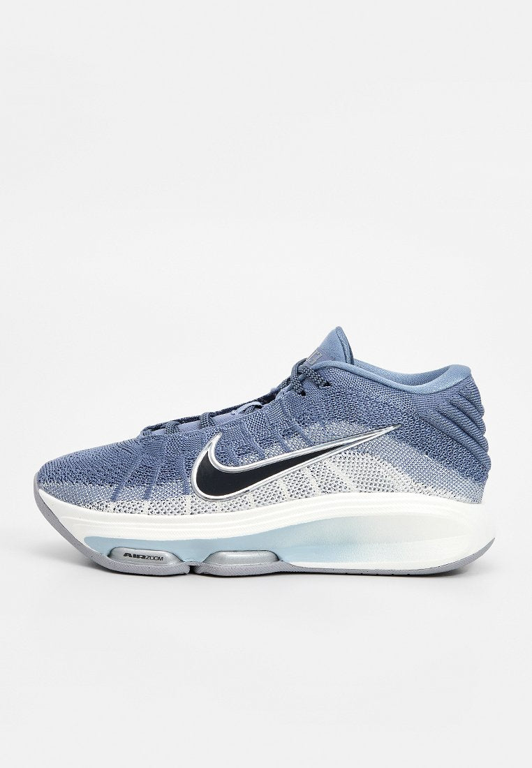 Nike-Sneaker mit atmungsaktivem blauem Mesh-Obermaterial, weißer Schaumstoff-Zwischensohle, grauer Außensohle und einem markanten schwarzen Swoosh-Logo an der Seite.
