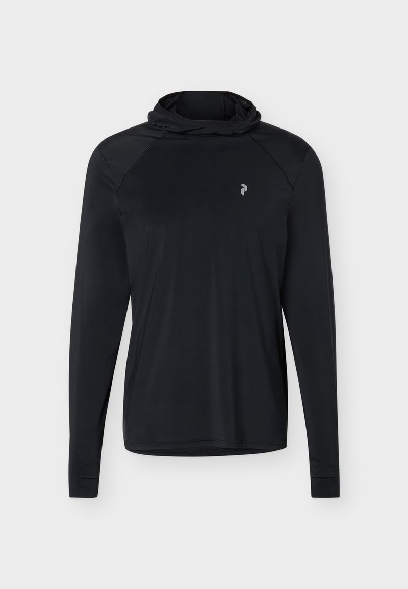 Schwarzes langärmeliges, kapuzenbewehrtes Sportshirt mit kleinem reflektierendem Logo auf der linken Brust, vor einem schlichten hellen Hintergrund gezeigt.