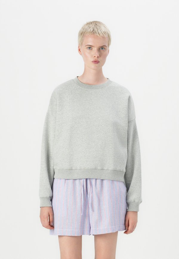 GAP WEDGE SEAMED CREW