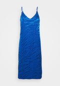 Blaues Kleid mit einem V-Ausschnitt und dünnen Trägern; verfügt über ein strukturiertes Zebra-Streifenmuster auf einem glatten Stoff.