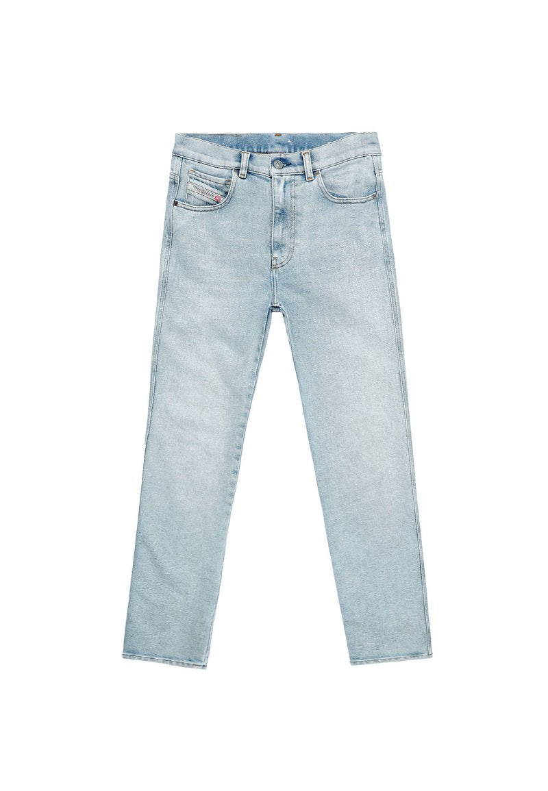 Hellblaue Jeans aus Denim mit geradem Bein, Fünf-Taschen-Design und dezenten Verwaschungen. Mit einem Knopfverschluss vorne und Gürtelschlaufen.