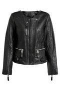 Schwarze Lederjacke mit strukturierter Oberfläche, ausgestattet mit Reißverschlusstaschen, einem Druckknopfkragen und silbernen Hardware-Akzenten.