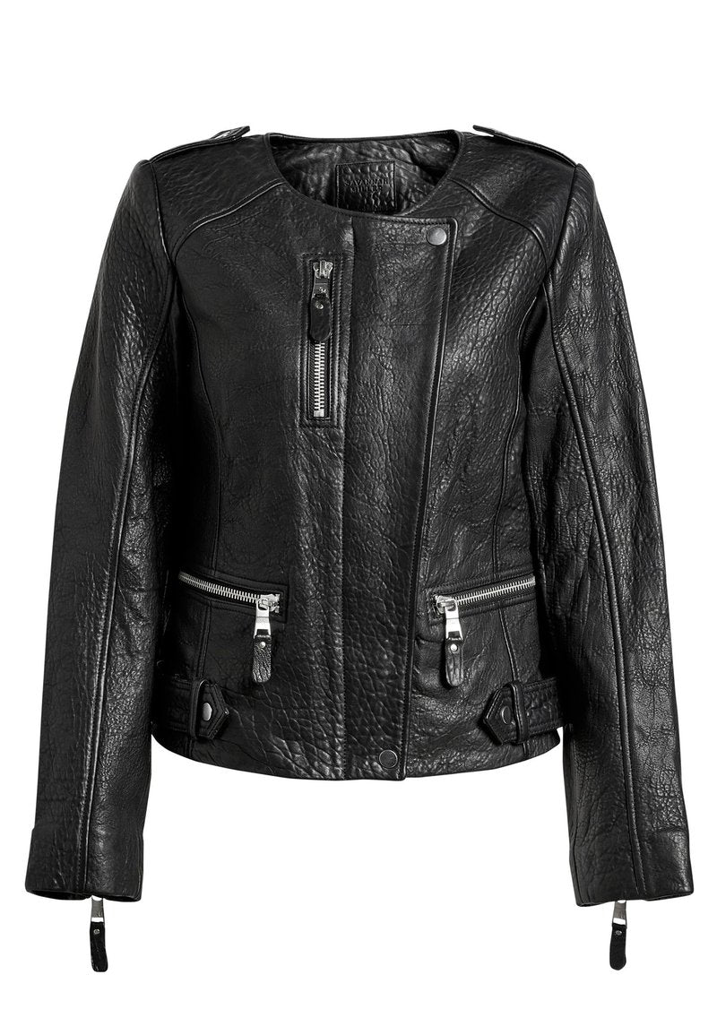 Schwarze Lederjacke mit strukturierter Oberfläche, ausgestattet mit Reißverschlusstaschen, einem Druckknopfkragen und silbernen Hardware-Akzenten.