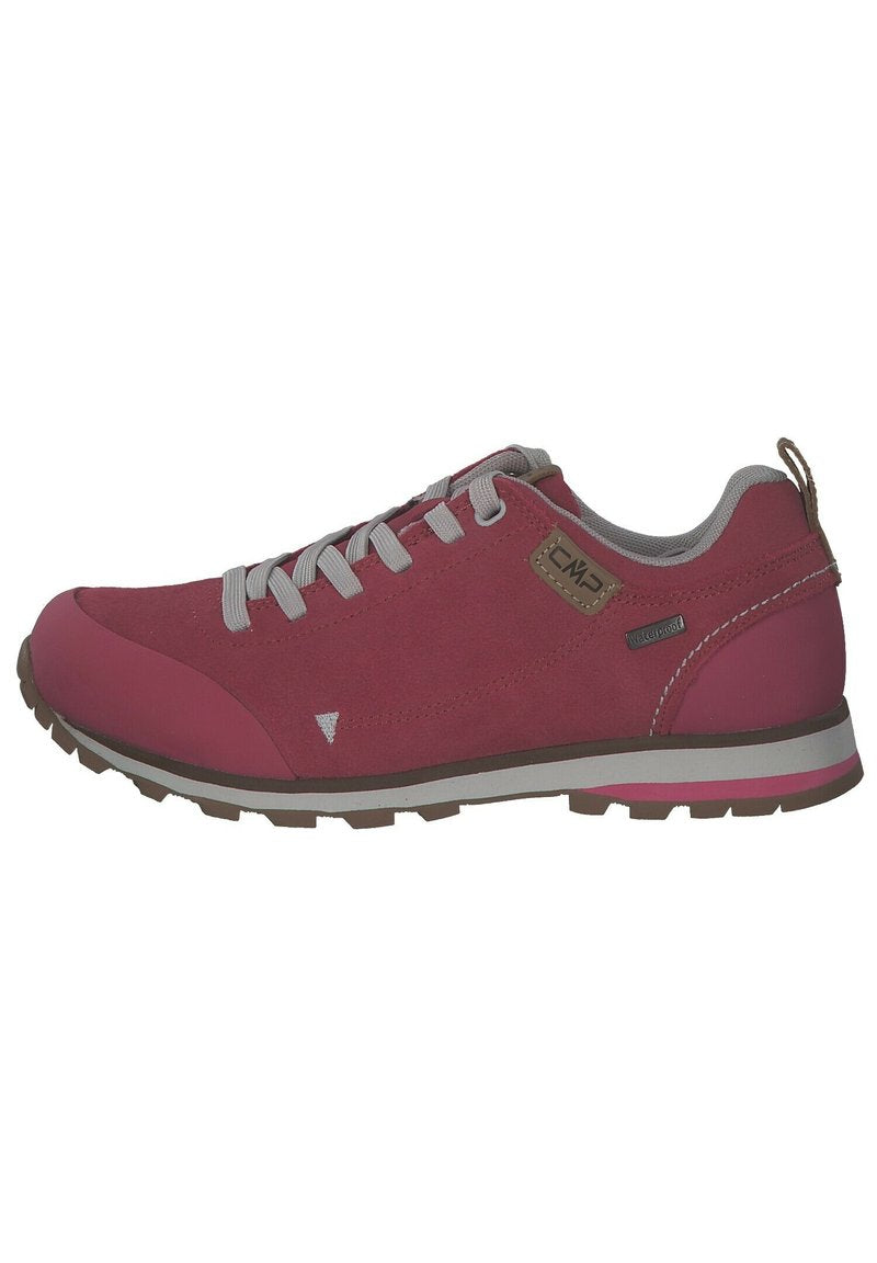 Rote und graue wasserdichte Sneakers mit einem glatten Obermaterial aus Stoff, verstärkter Zehenkappe und strukturiertem Profil für Halt. Mit grauen Schnürsenkeln und Akzenten.