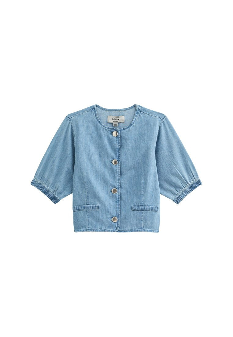 Hellblaues Denim-Jackett mit kurzen Puffärmeln, runder Ausschnitt, fünf Knöpfen und zwei vorderen Taschen. Glatte Textur, lässiges Design.