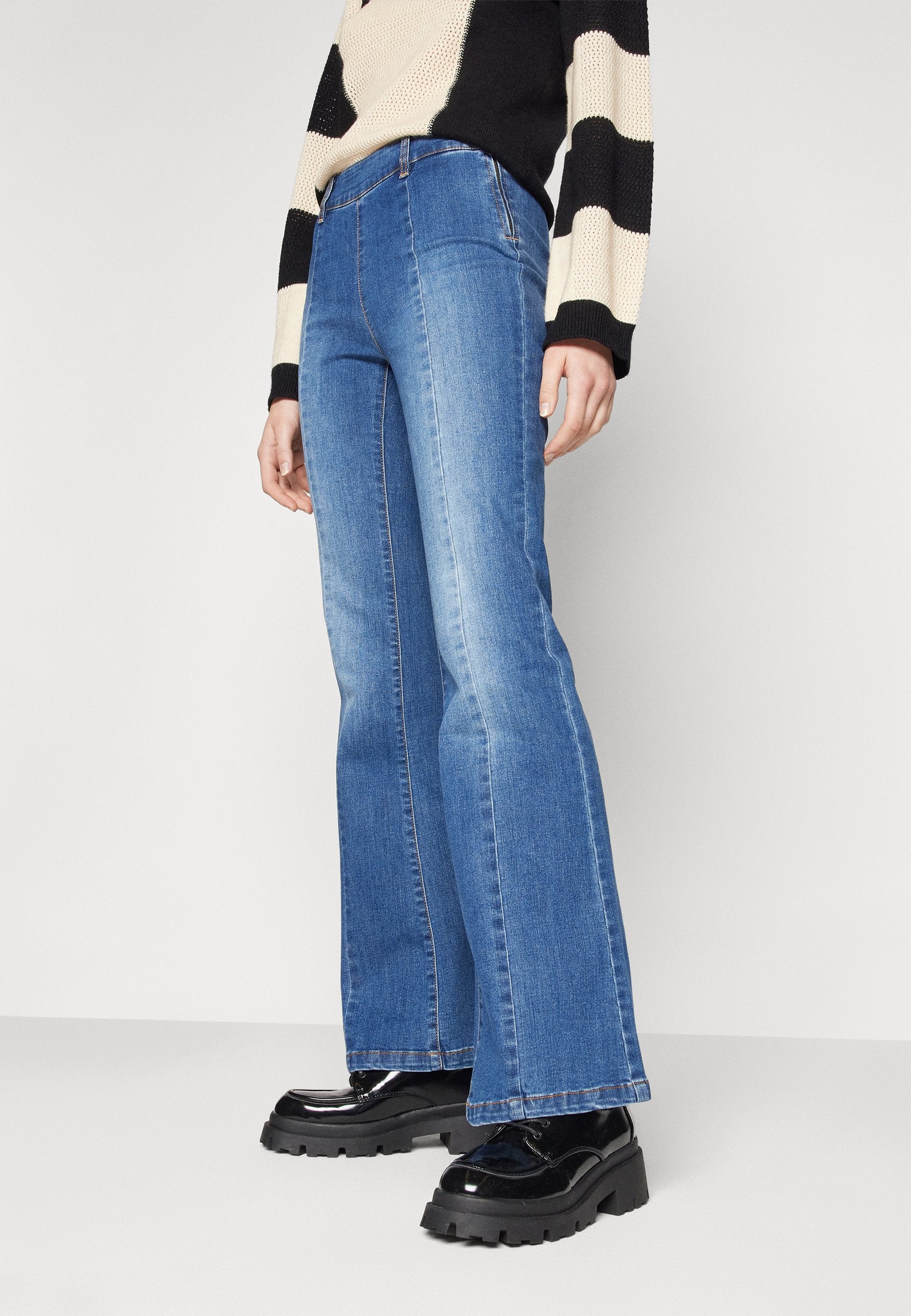 ONLWAUW MID FLARED ZIP CUT  Media 5