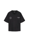 Schwarz, oversized T-Shirt aus Baumwolle mit Rundhalsausschnitt, versehen mit weißen Logo-Grafiken auf der linken Brust und einem kreisförmigen Design an der Seite.