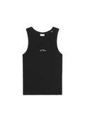 Schwarzes, geripptes Tanktop aus Baumwolle mit rundem Ausschnitt und kleinem weißen Logo auf der Vorderseite. Keine weiteren Muster oder Akzente.