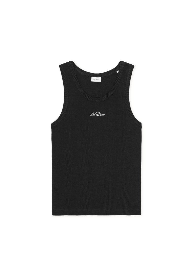 Schwarzes, geripptes Tanktop aus Baumwolle mit rundem Ausschnitt und kleinem weißen Logo auf der Vorderseite. Keine weiteren Muster oder Akzente.