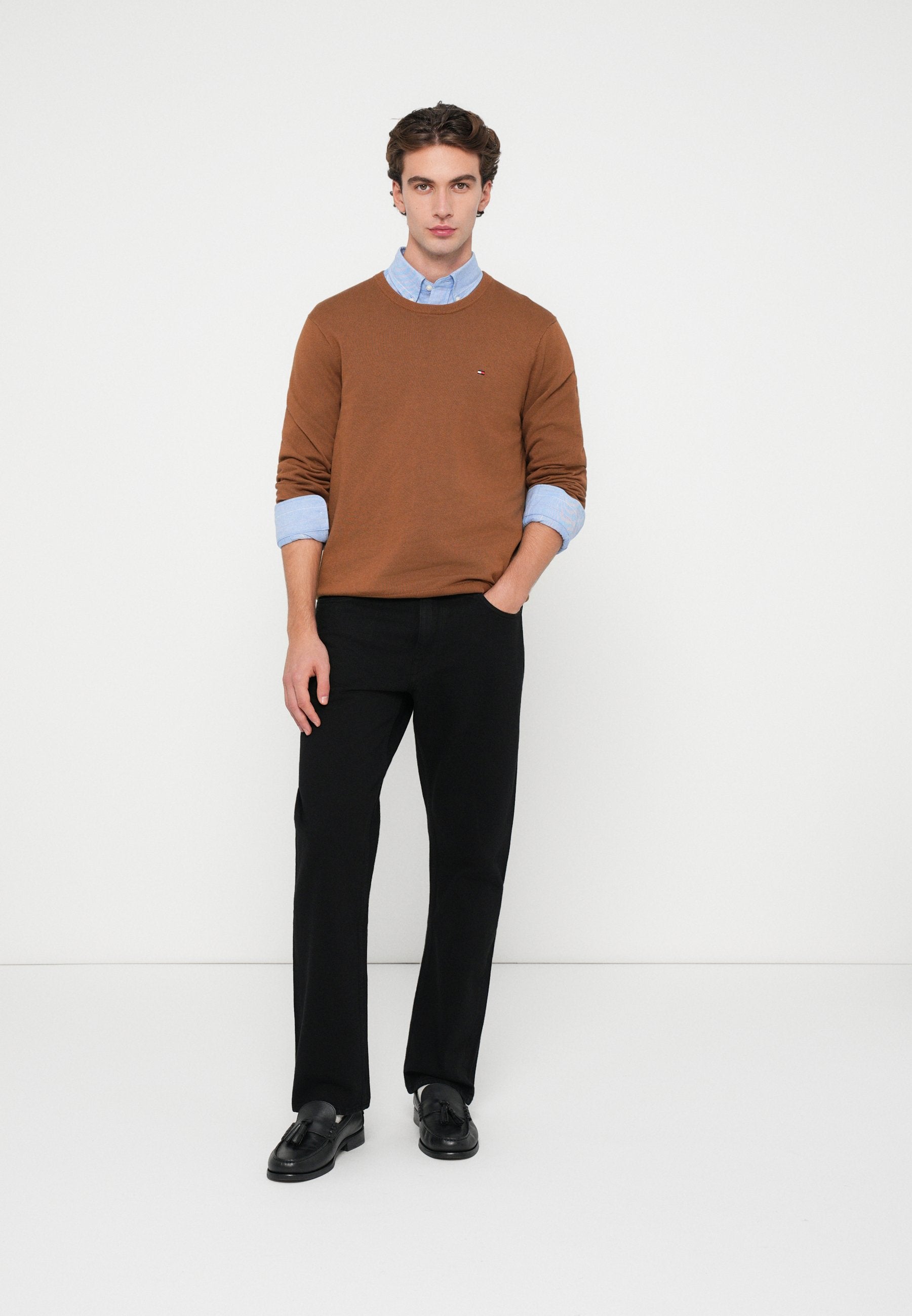 CREW NECK  Media 2