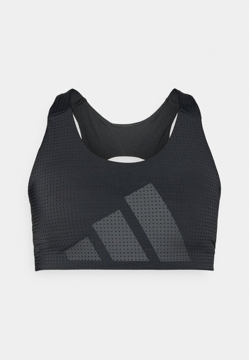Schwarzes sportliches, kurz geschnittenes Top mit perforierter Textur, breiten Trägern und rundem Halsausschnitt. Verfügt über ein großes diagonales Logo in einem etwas dunkleren Farbton.