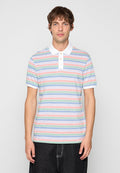 Junger Mann trägt ein kurzärmliges Poloshirt mit pastellfarbenen horizontalen Streifen in Weiß, Pink, Grün und Blau, kombiniert mit schwarzen Hosen.