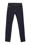 Dunkelblaue Denim-Jeans mit schmaler Passform, fünf Taschen, goldenen Nähten und einem Reißverschluss mit Knopfverschluss. Glatte Vorder- und Rückseite.