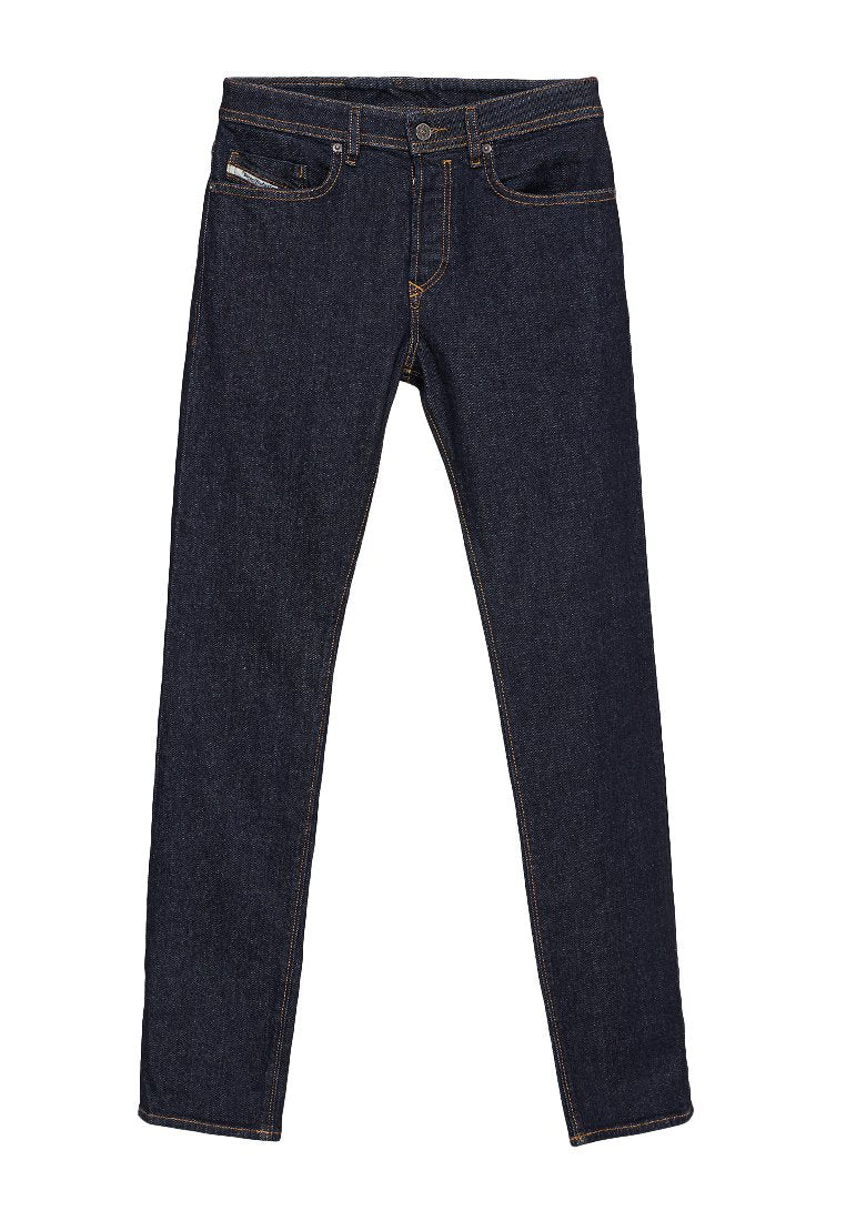 Dunkelblaue Denim-Jeans mit schmaler Passform, fünf Taschen, goldenen Nähten und einem Reißverschluss mit Knopfverschluss. Glatte Vorder- und Rückseite.