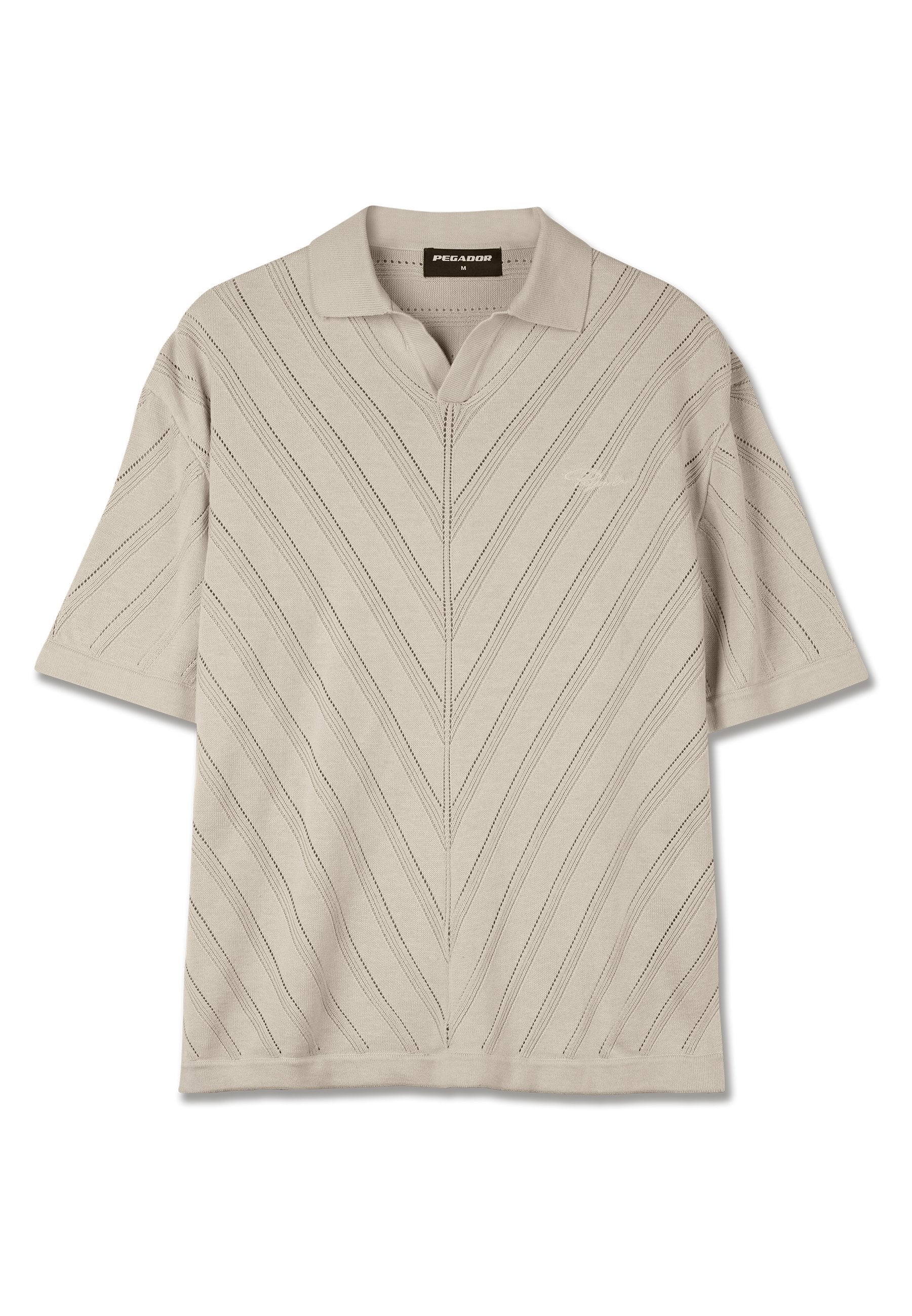 Beige Poloshirt mit kurzen Ärmeln und V-Ausschnitt, ausgestattet mit einem strukturierten Zickzack-Muster und einer kleinen Brusttasche. Hergestellt aus weichem Strickmaterial.