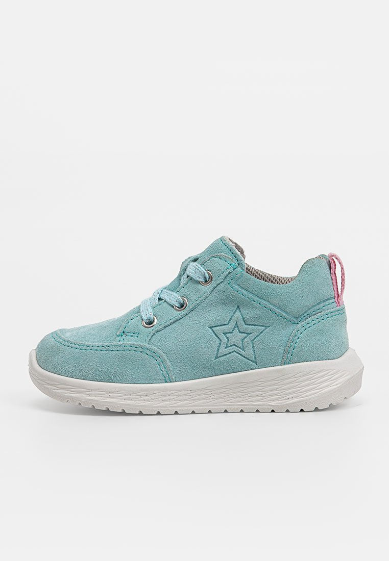 Aqua-blaue Wildledersneaker mit einem Sterndesign, hellgrauer Sohle und pinkem Ferseneinsatz; verfügt über Schnürsenkel und einen gepolsterten Kragen für zusätzlichen Komfort.