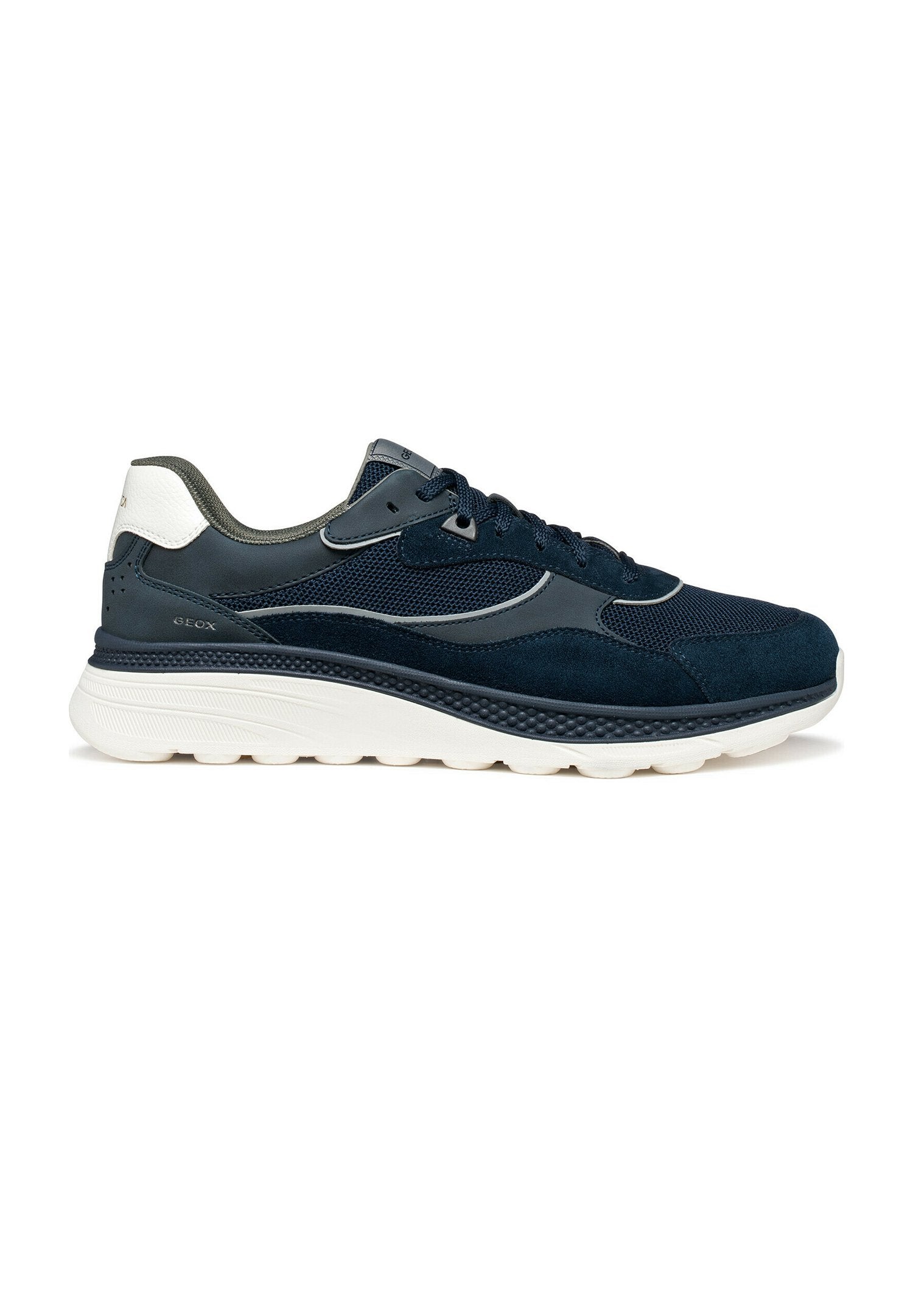 Marineblauer Sportschuh aus Mesh- und Wildledermaterialien, mit einer dicken weißen Laufsohle sowie grauen Akzenten, Schnürsenkeln und Belüftungslöchern.
