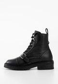 Schwarze Leder-Stiefelette mit runder Zehenform, Schnürung vorne, seitlichem Schnallenakzent und niedrigem Blockabsatz. Glatte Textur und robustes Design.