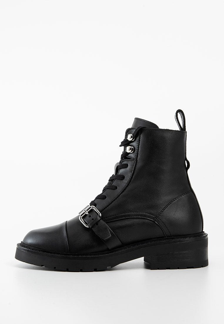 Schwarze Leder-Stiefelette mit runder Zehenform, Schnürung vorne, seitlichem Schnallenakzent und niedrigem Blockabsatz. Glatte Textur und robustes Design.