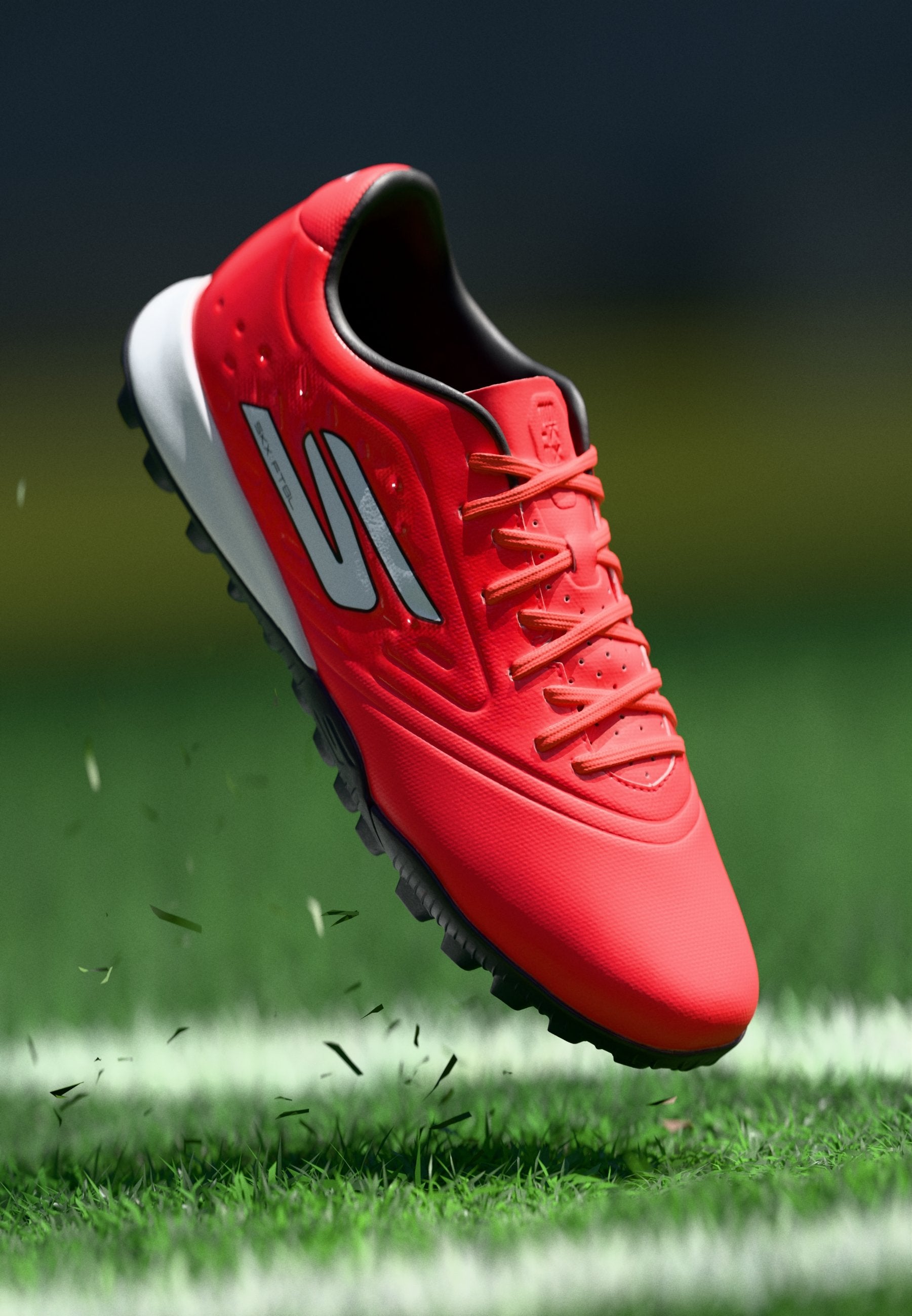 Leuchtend roter Fußballschuh mit schwarzer Sohle, geschnürte Schnürsenkel, schwebt über einem Grasfeld mit weißer Begrenzungslinie und fliegenden Grasblättern.