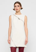 Weißes ärmelloses Kleid mit einem diagonalen silbernen Reißverschlussdetail, hergestellt aus glatter Stoffqualität, mit einer leicht A-Linien-Form und minimalistischem Design.
