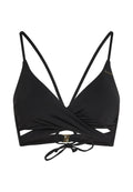 Schwarzes Bikini-Oberteil mit Wickeldesign, verstellbaren dünnen Trägern, ausgeschnittenen Seiten und einem Verschluss aus goldfarbenem Akzent am Rücken.