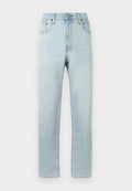 Helle blaue Denim-Jeans mit geradem Schnitt, fünf Taschen und einem Knopfverschluss an der Taille. Glatte Textur und leichte Ausbleichung.
