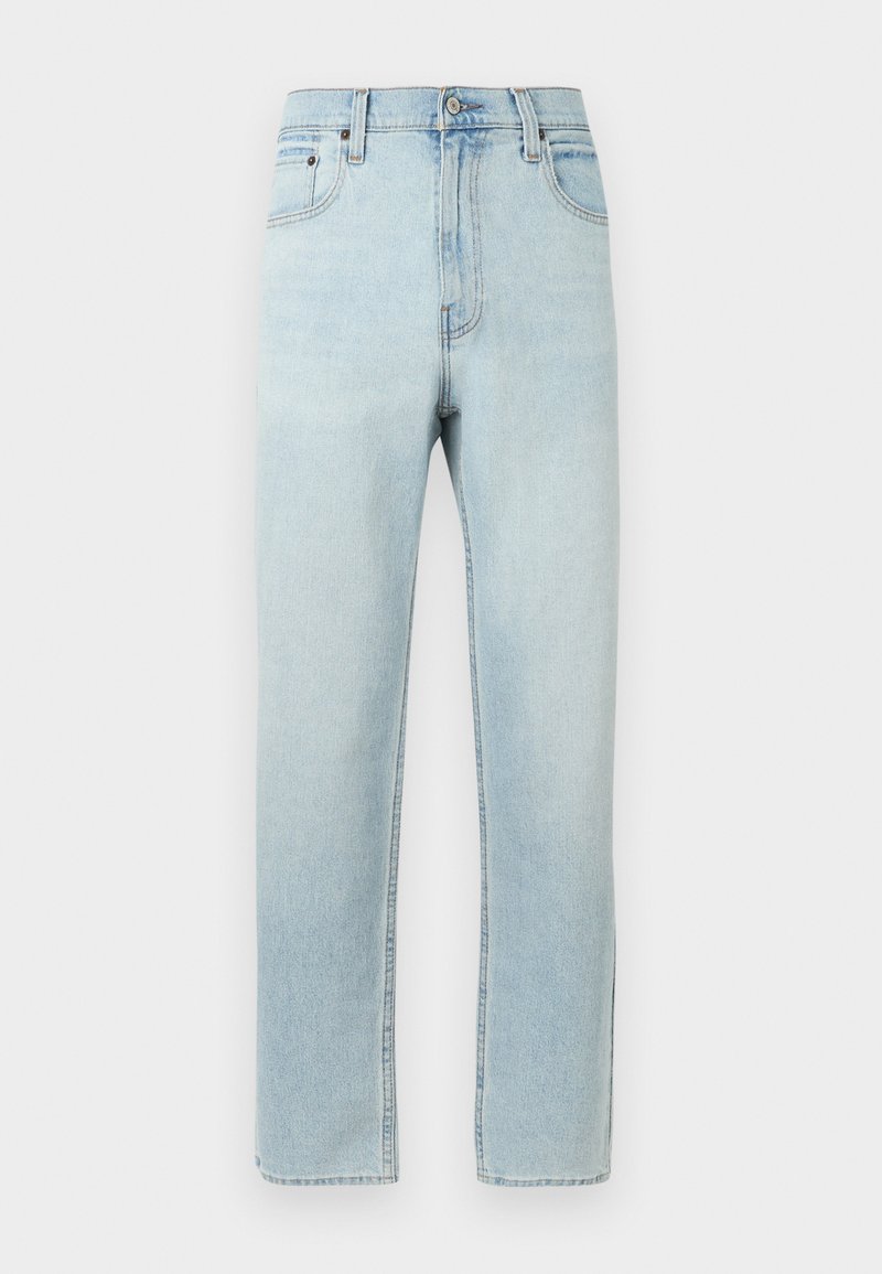 Helle blaue Denim-Jeans mit geradem Schnitt, fünf Taschen und einem Knopfverschluss an der Taille. Glatte Textur und leichte Ausbleichung.