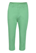 Grüne, geschnittene Hosen aus Baumwolle mit einer taillierten Taille und geradem Bein, ausgestattet mit Taschen und einer glatten Textur.