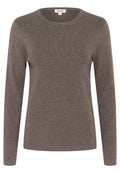 Brauner Pullover mit langen Ärmeln aus feinem Strickstoff, der über einen klassischen Rundhalsausschnitt und gerippte Bündchen verfügt. Einfaches Design ohne Muster oder Akzente.