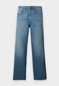Hellblaue Jeans aus Denim mit geradem Bein, Fünf-Taschen-Design und dezentem Farbverlauf. Mit Knopf- und Reißverschlussverschluss ausgestattet.