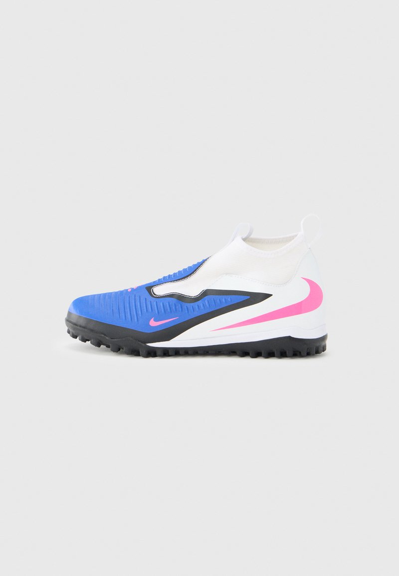 Blau-weißer Sportschuh mit strukturiertem Obermaterial, pinken und schwarzen Akzenten, einem Schlupf-Design und einer robusten schwarzen Sohle für guten Grip.