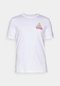 Weißes Baumwoll-T-Shirt mit kurzen Ärmeln und Rundhalsausschnitt. Verfügt über ein mehrfarbiges geometrisches Logo im oberen linken Brustbereich.