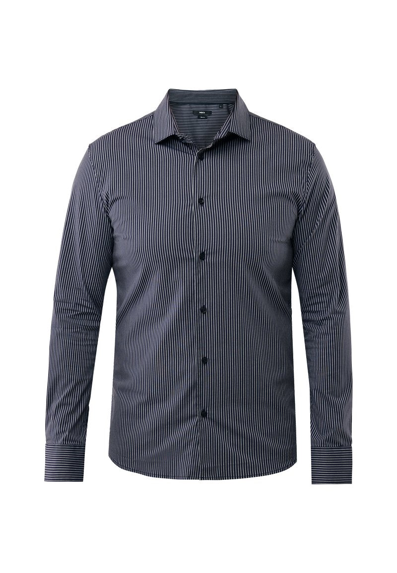 Herren Slim-Fit Hemd in Marineblau mit dünnen weißen vertikalen Streifen, langen Ärmeln, Knopfleiste und klassischem Kragen.