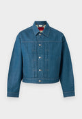 Blaue Jeansjacke mit langen Ärmeln, Knopfverschluss, Kragen und sichtbarem Markenlabel im Nackenbereich.