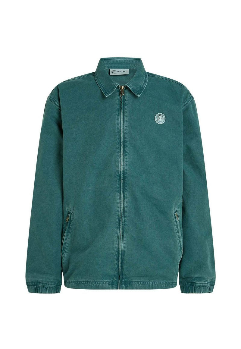 Grüne Canvasjacke mit Reißverschluss, umklappbarem Kragen, elastischen Bündchen und einem kleinen runden Logo auf der linken Brust. Zwei Seitentaschen.