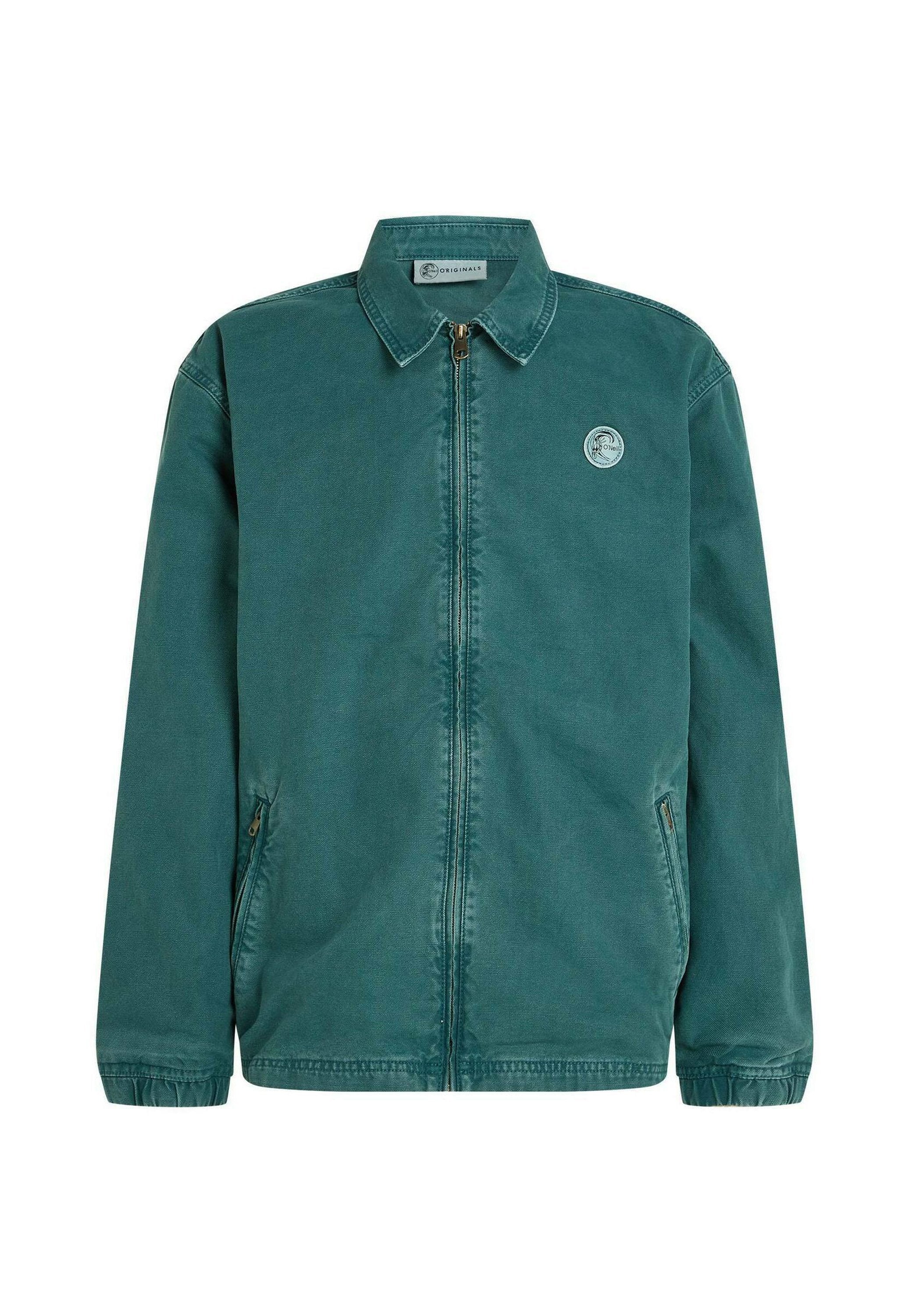 Grüne Canvasjacke mit Reißverschluss, umklappbarem Kragen, elastischen Bündchen und einem kleinen runden Logo auf der linken Brust. Zwei Seitentaschen.