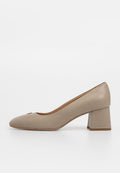Beige Pumps mit niedrigen Blockabsätzen, abgerundeter Zehenpartie und glattem Lederfinish, im Seitenprofil rechts auf weißem Hintergrund dargestellt.