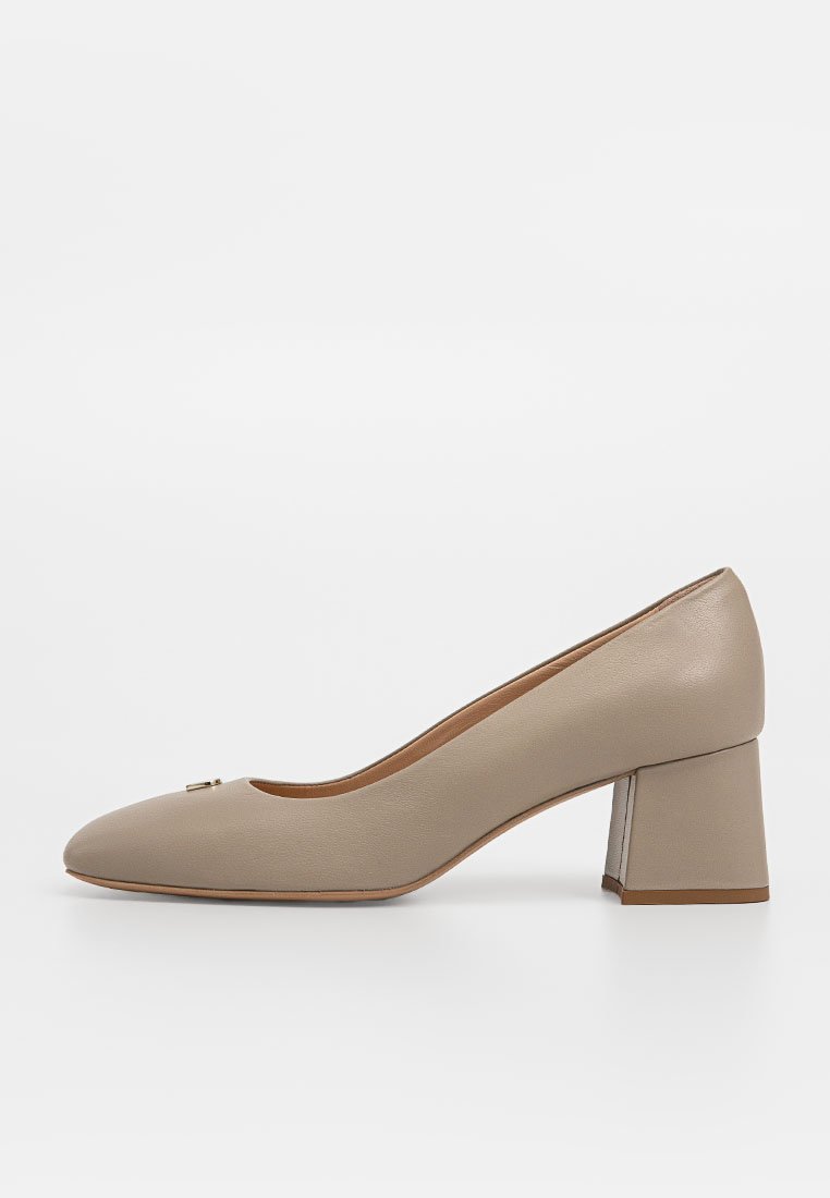 Beige Pumps mit niedrigen Blockabsätzen, abgerundeter Zehenpartie und glattem Lederfinish, im Seitenprofil rechts auf weißem Hintergrund dargestellt.