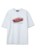 Weißes T-Shirt mit einer Skizze eines roten Sportwagens und dem Text "MOMENTS TO MEMORIES" unter dem Auto-Design gedruckt.