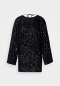 Schwarzes, langärmeliges Kleid, das mit Pailletten bedeckt ist, mit einem runden Ausschnitt und einer Schleife am Rücken. Lockerer Schnitt mit glatter Textur.