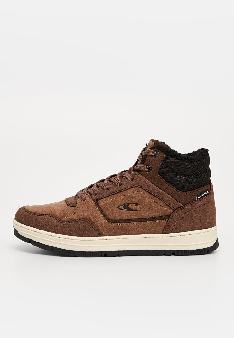 Braune High-Top-Sneaker aus Wildleder und Stoff, mit einem schwarzen gepolsterten Kragen, weißer Zwischensohle und strukturiertem Gummi-Außensohle.